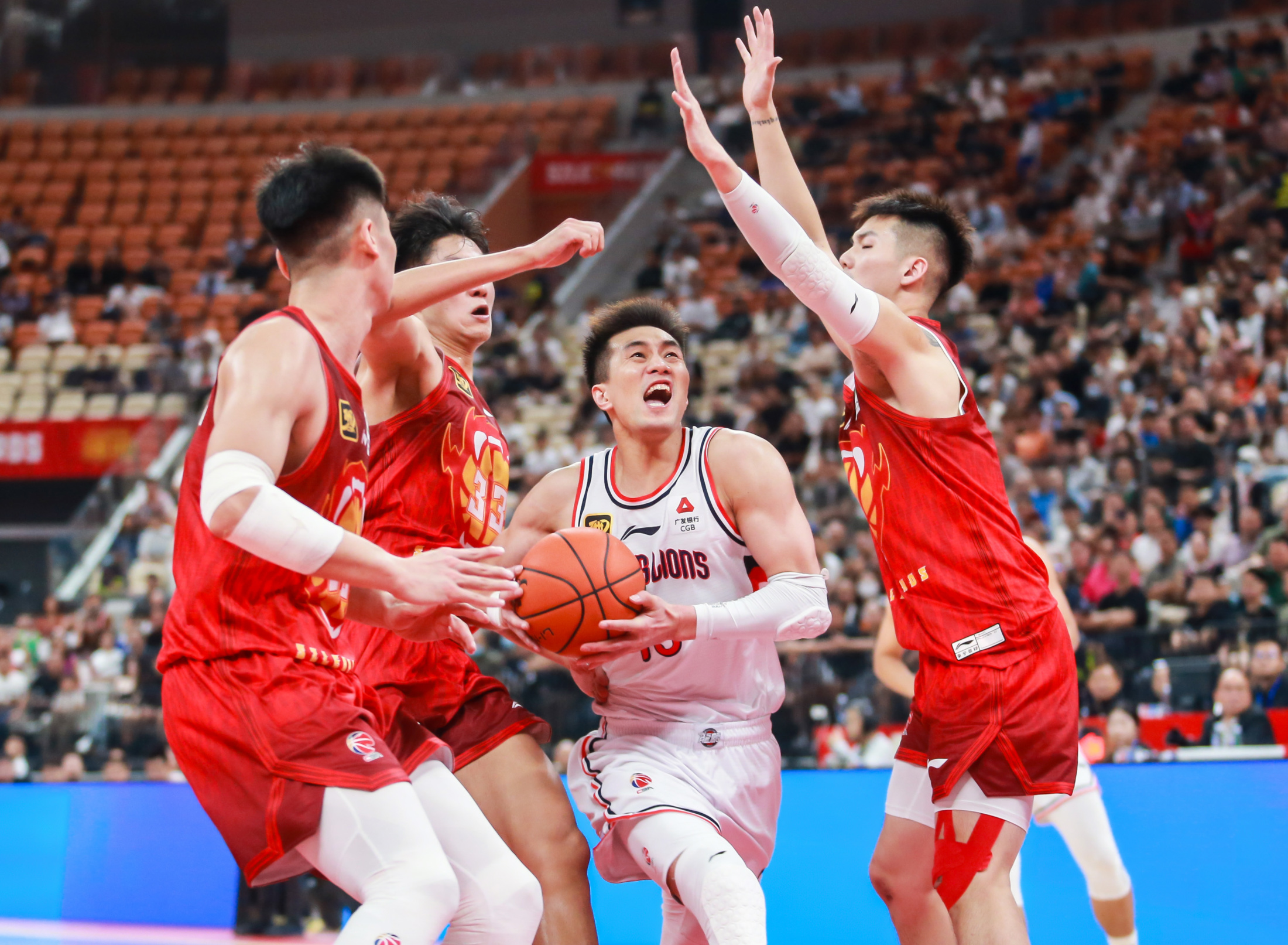 开云体育APP下载-中超今夜走向成谜，广州队遗憾出局，目标明确，身体对抗强度拉满