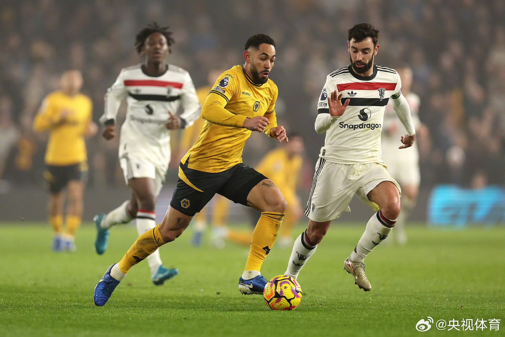 开云官网-关于曼联训练开放日；冲刺阶段远射贴柱引欢呼；德国杯在即；更衣室氛围转暖的信息