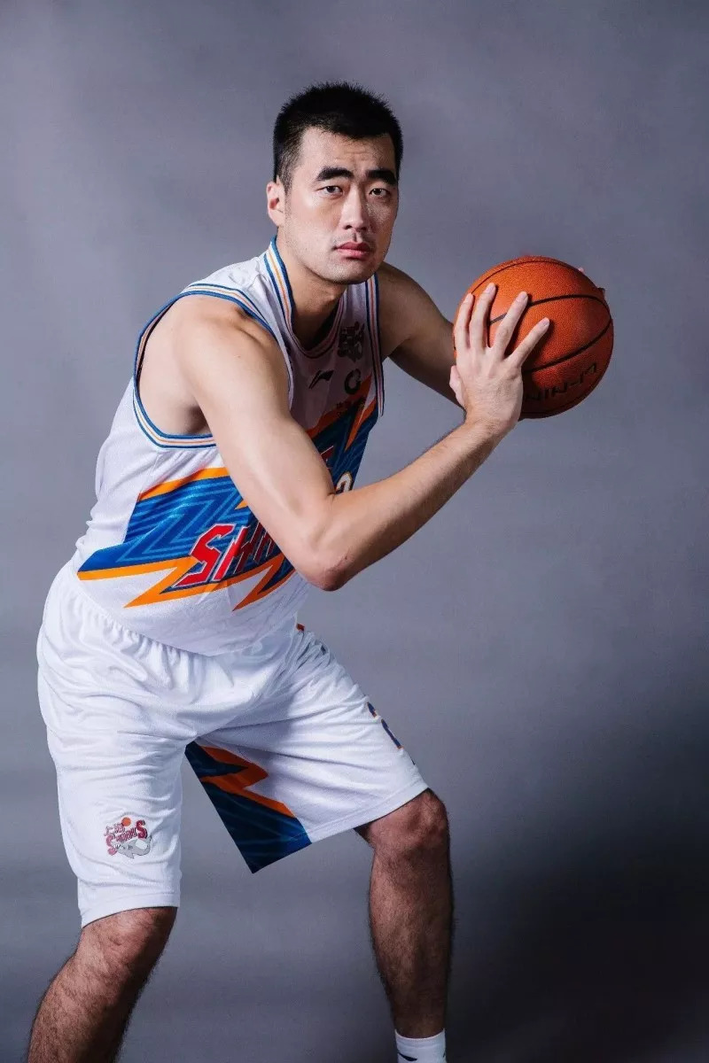 开云官网-巴塞罗那训练开放日，转会期强势反弹引欢呼，CBA常规赛在即，医务组通报恢复的简单介绍