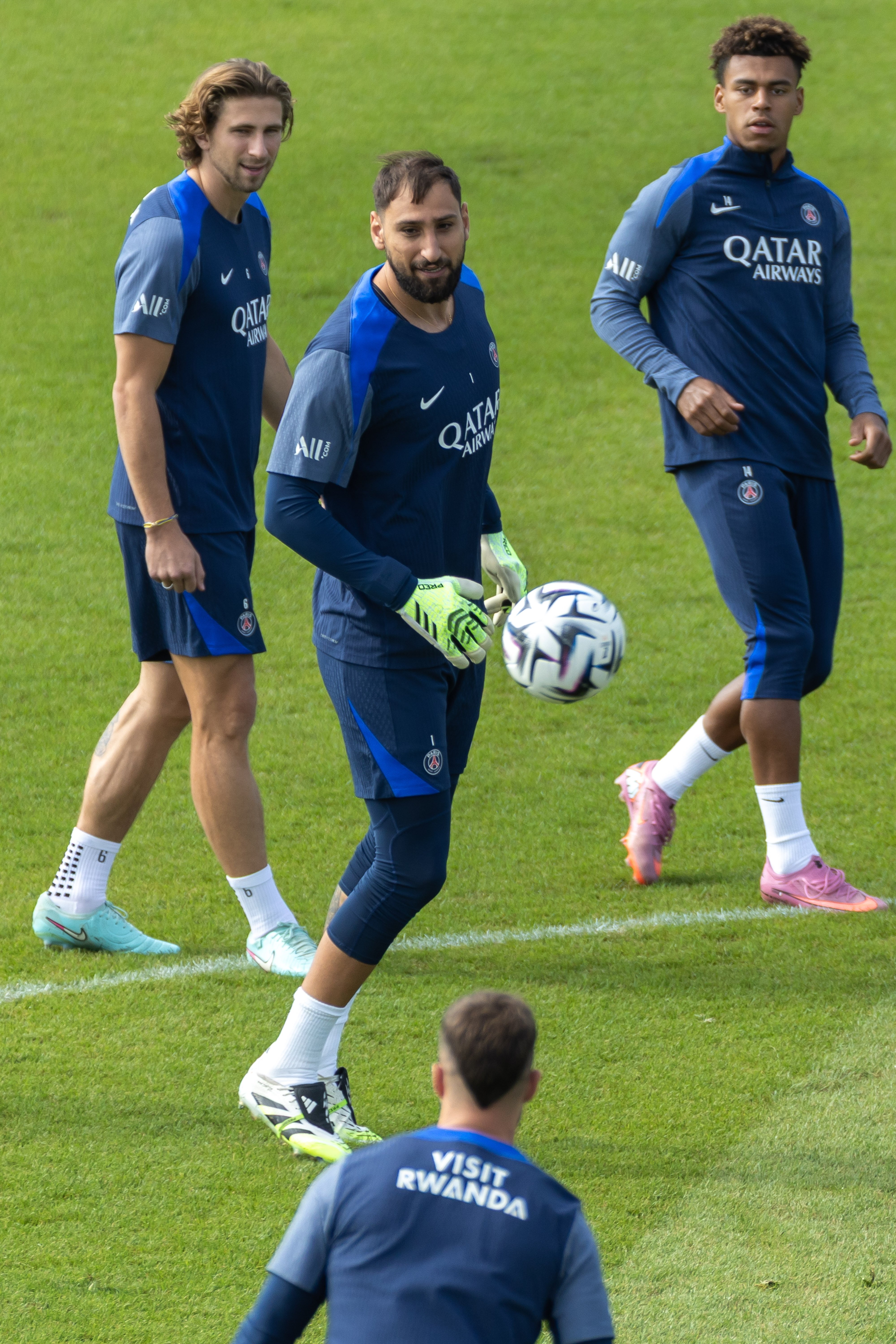 开云-包含窗口期巴黎圣日耳曼备战英超，防线松动细节曝光，气氛紧张，训练强度明显提升的词条