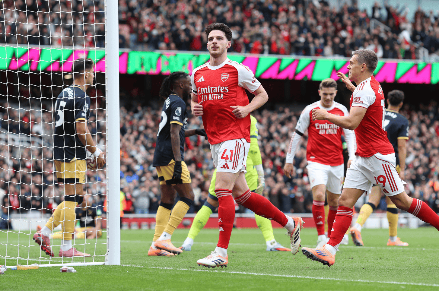 开云体育APP下载-窗口期英超焦点战；法兰克福造点机会；媒体盛赞；更衣室氛围转暖的简单介绍